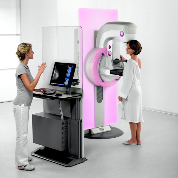 Técnico realizando una mamografía a una paciente